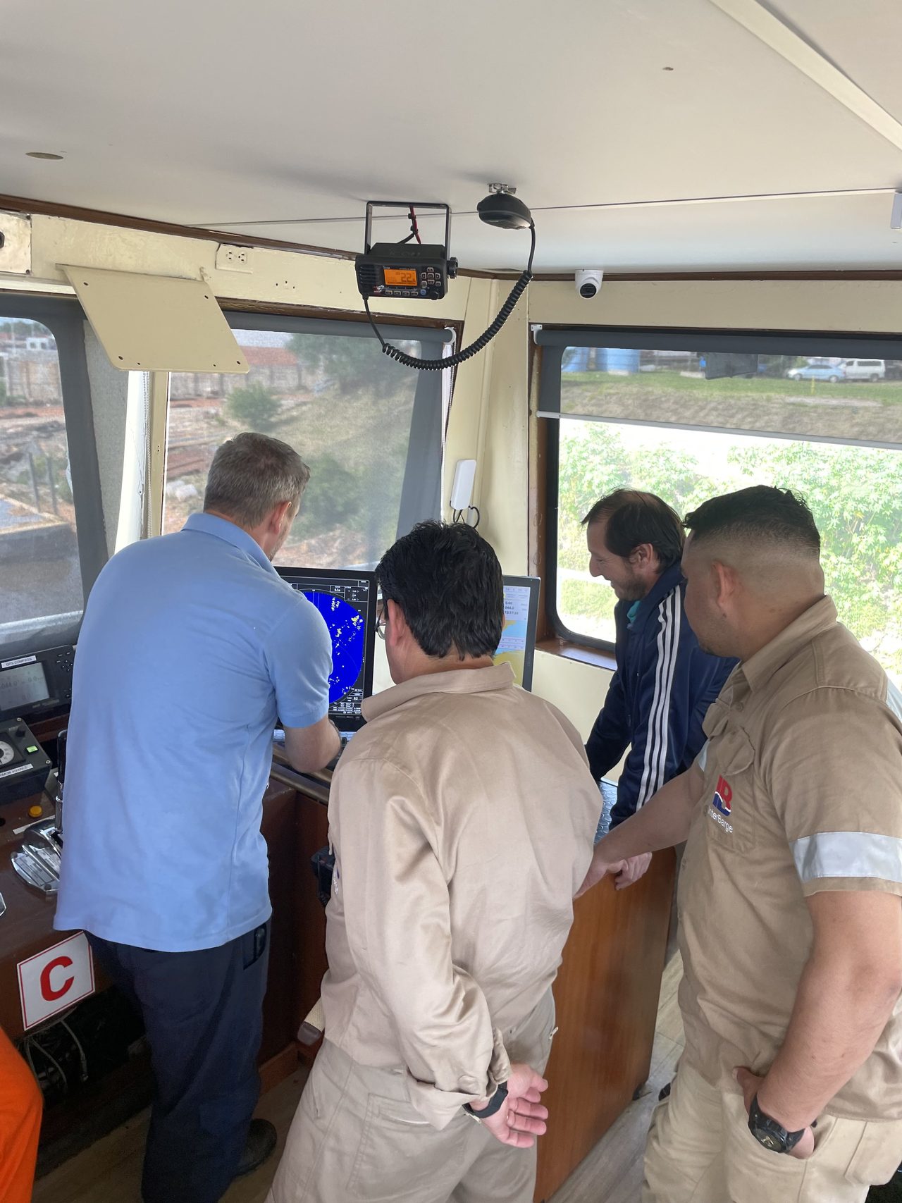 Grupo de tripulantes en una capacitación a bordo
