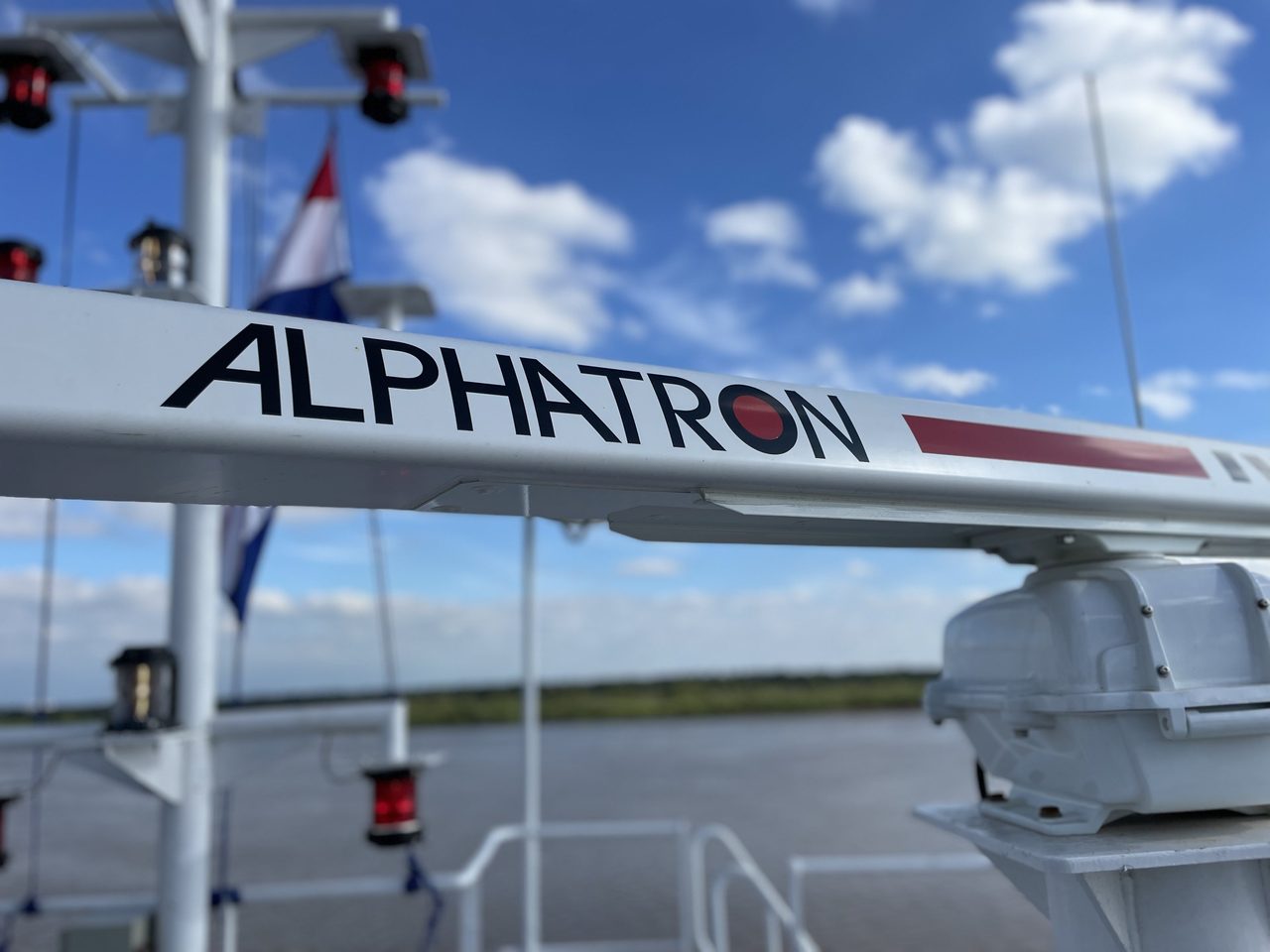 Antena de radar Alphatron en un remolcador de la hidrovía