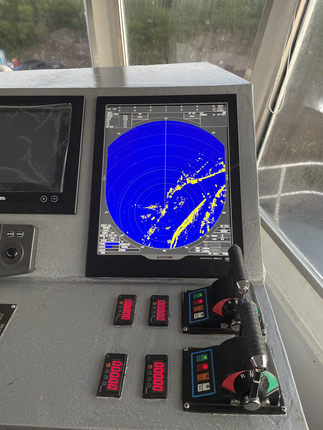 Radar en la consola del puente de mando