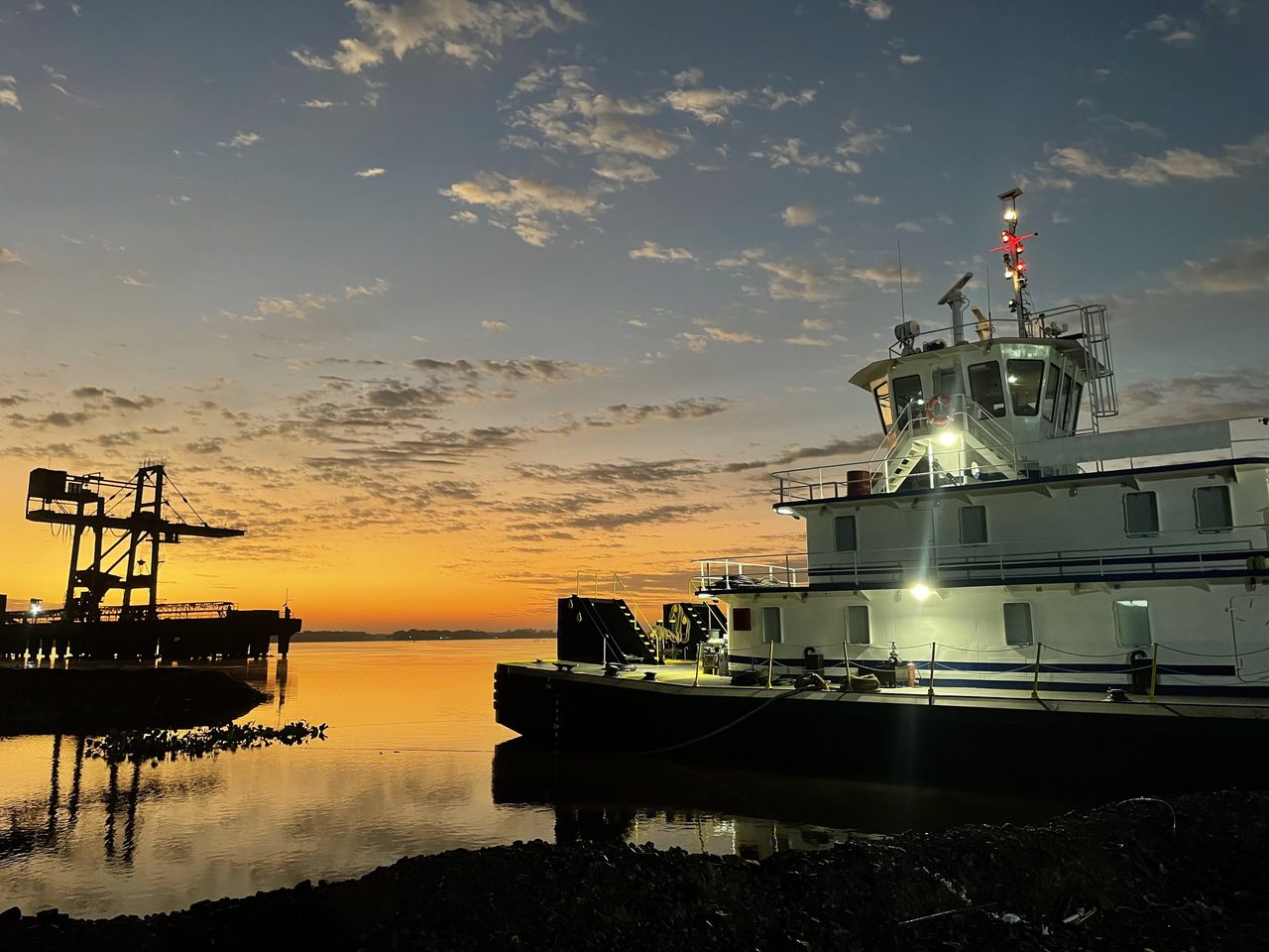 Remolcador de empuje al atardecer en la hidrovía