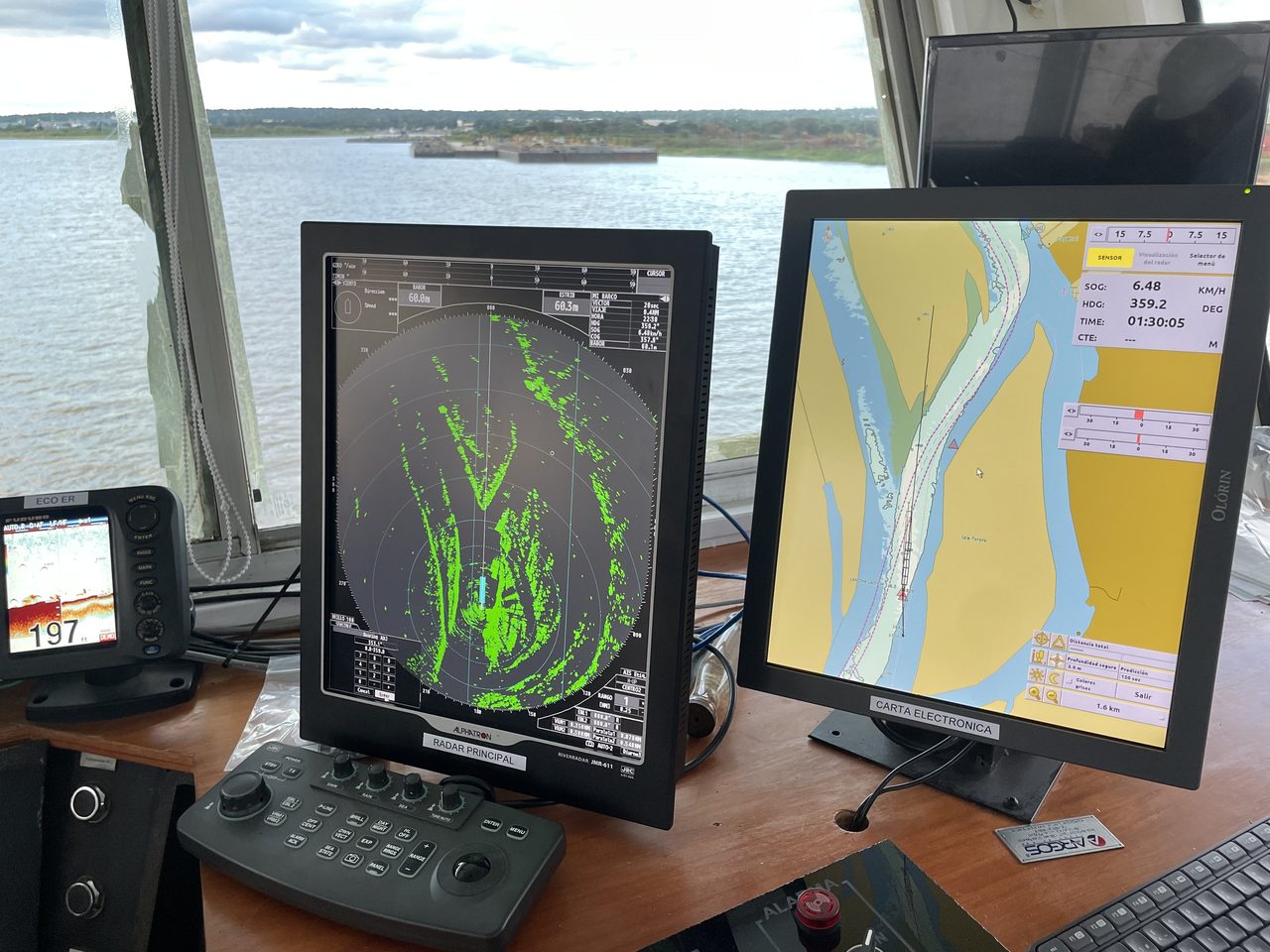 Radar y carta ORCA River en el puente de un remolcador