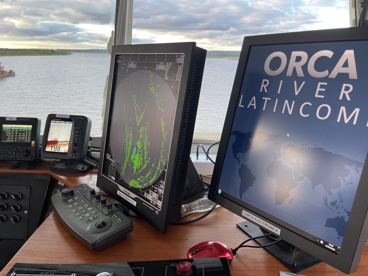 ORCA River y radar en el puente de mando