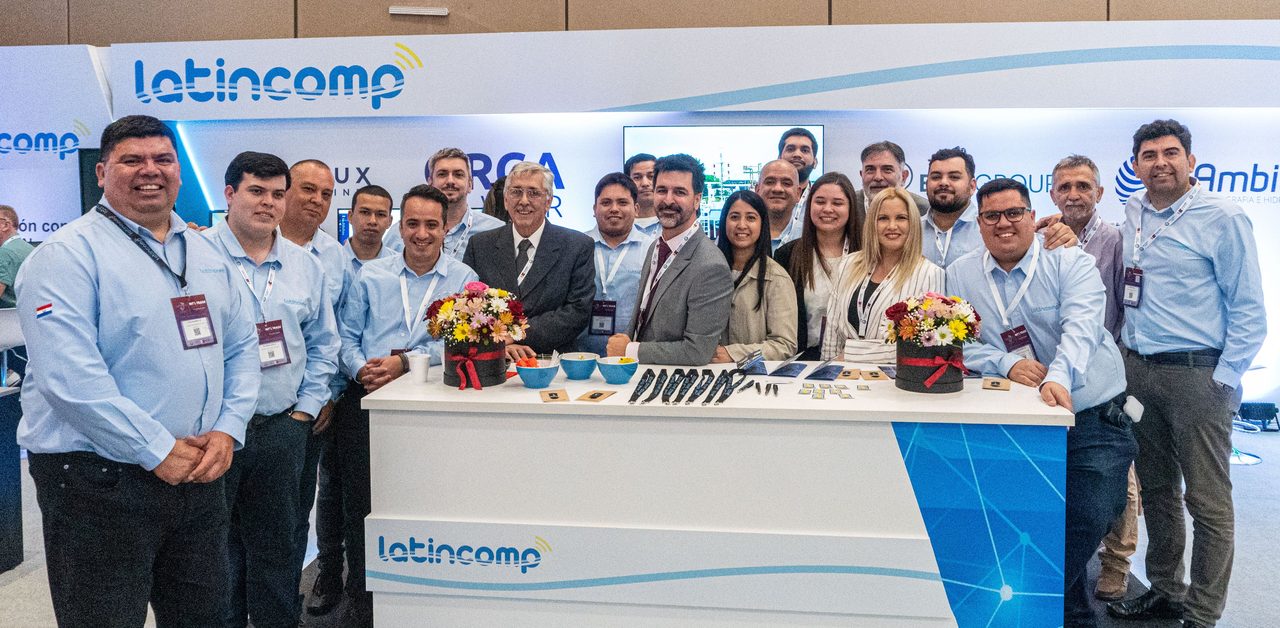 Equipo de Latincomp en su stand