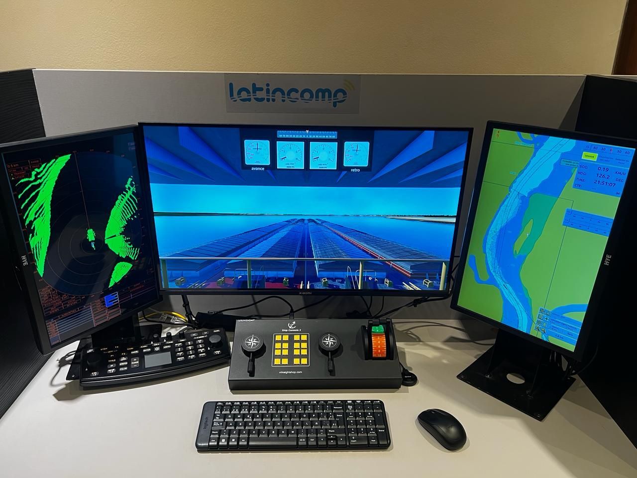 Puesto del simulador con radar y carta electrónica