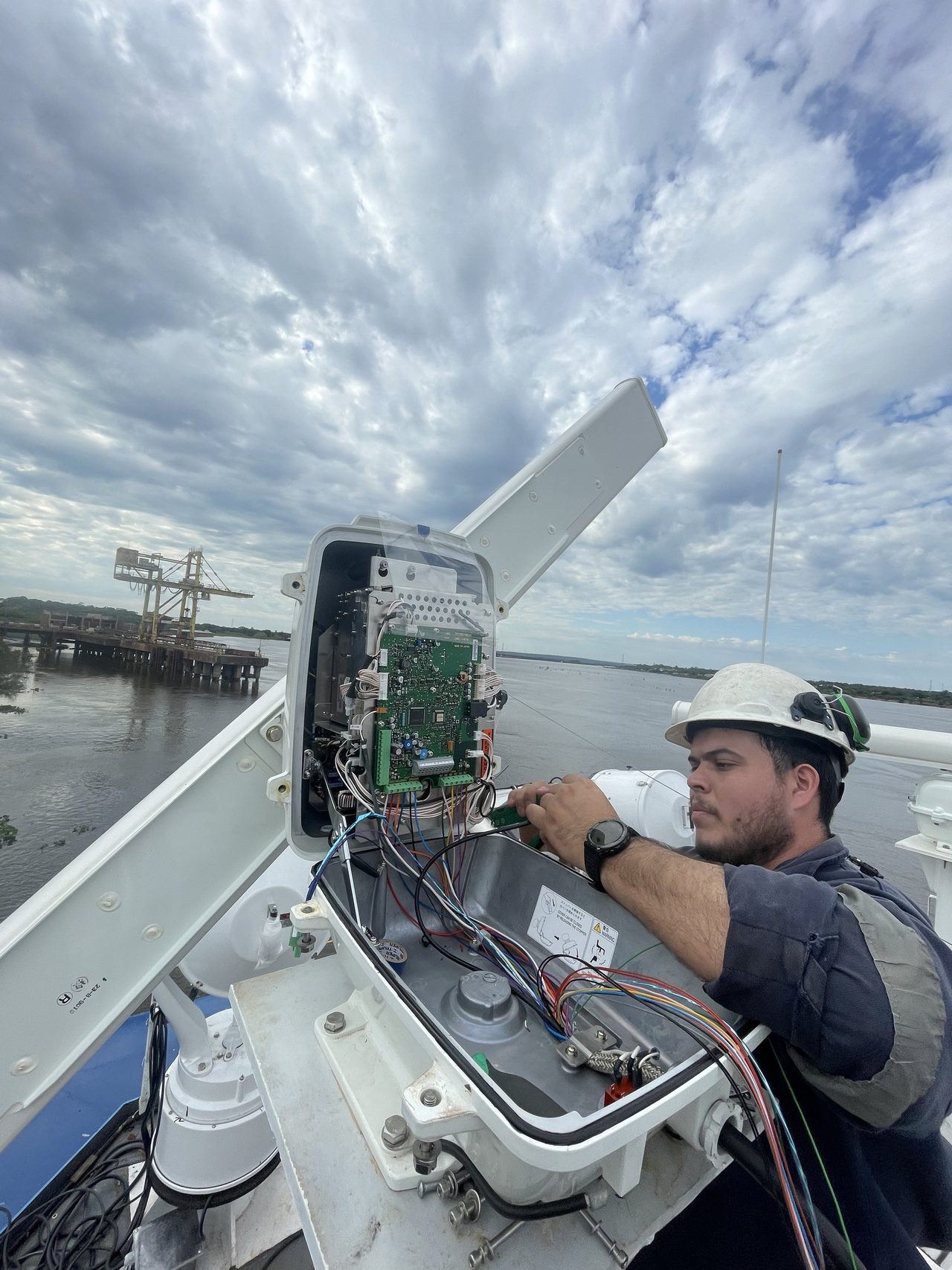 Técnico de Latincomp trabajando en una antena a bordo