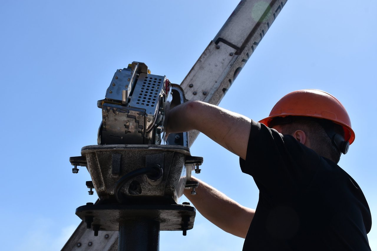 Técnico de Latincomp trabajando en el pedestal del radar