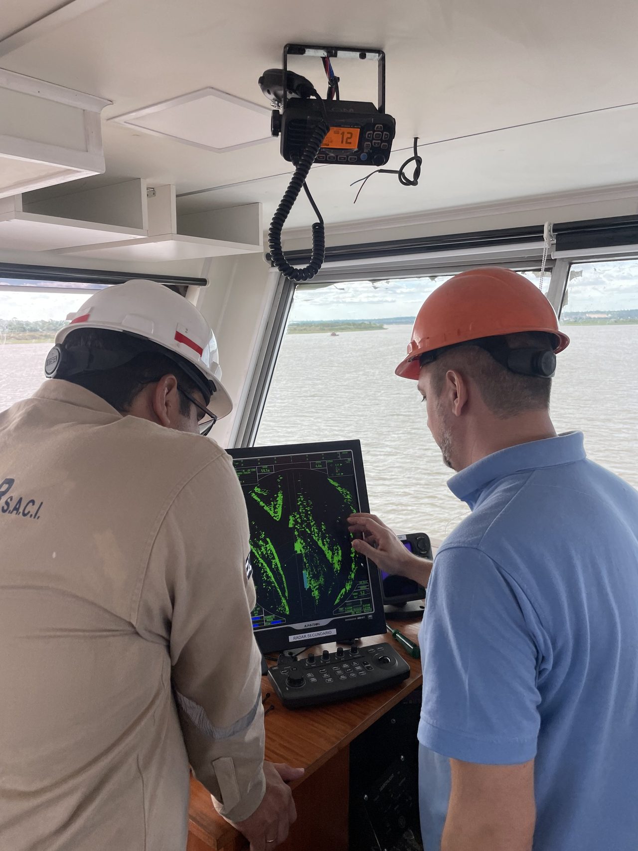 Técnicos de Latincomp revisando el radar en el puente